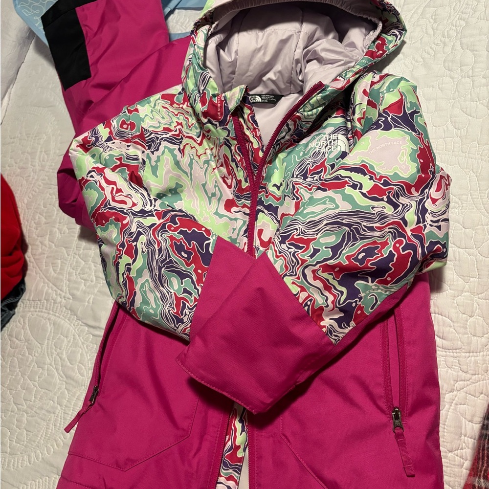 Girls north face ski coat only worn once great condition
